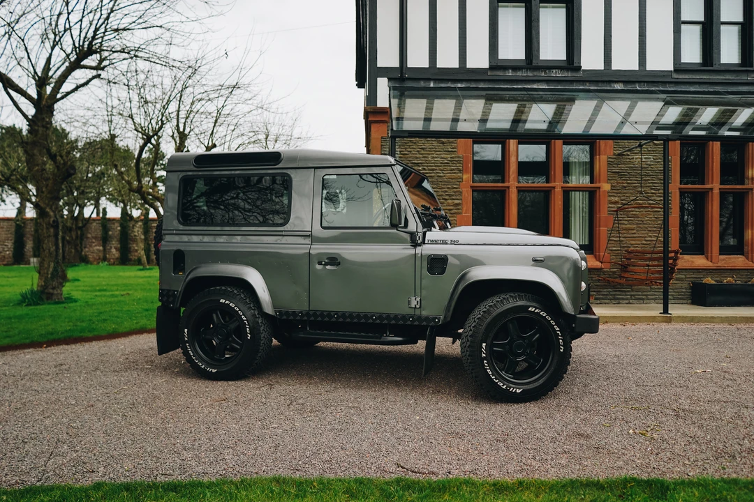 2015 Land Rover Defender 90 - Image 6 of 31