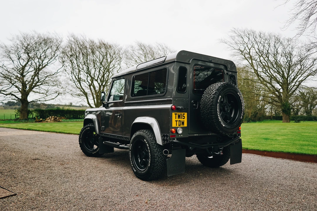 2015 Land Rover Defender 90 - Image 10 of 31