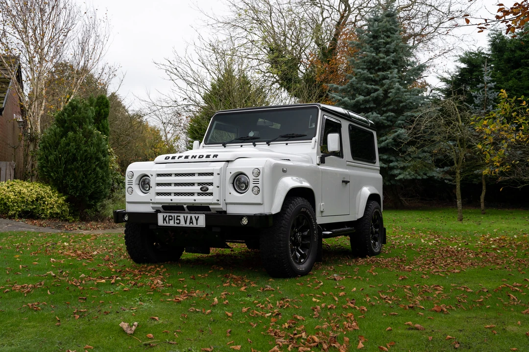 2015 Land Rover Defender 90 - Image 10 of 31
