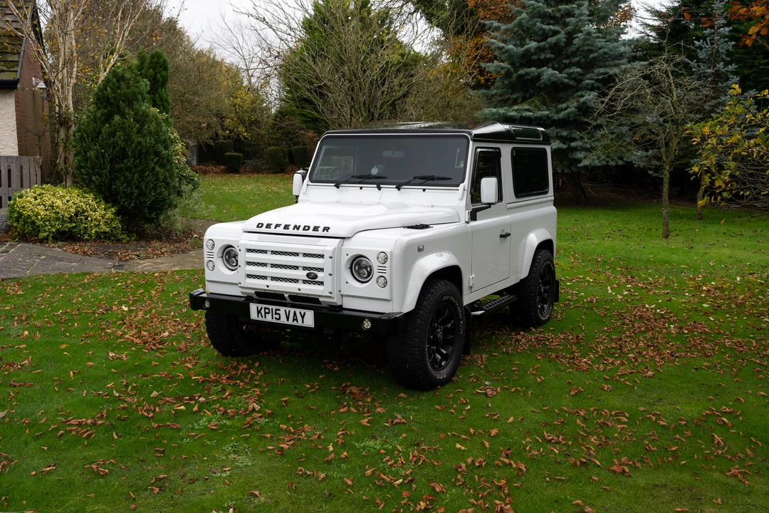 2015 Land Rover Defender 90 - Image 15 of 31