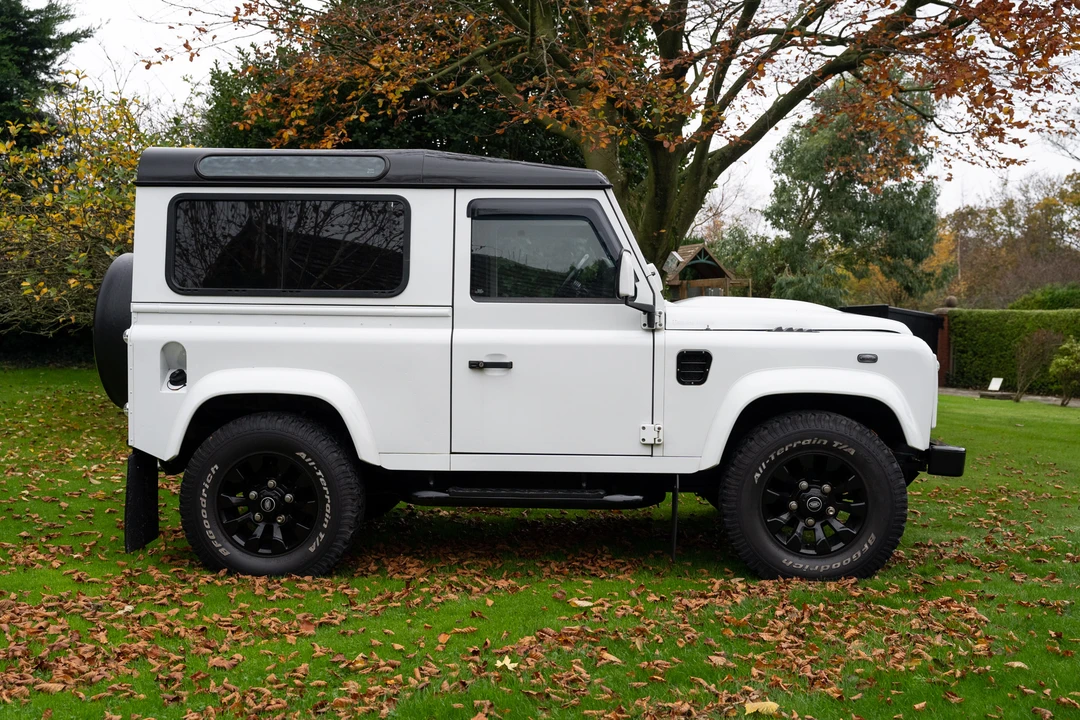 2015 Land Rover Defender 90 - Image 17 of 31