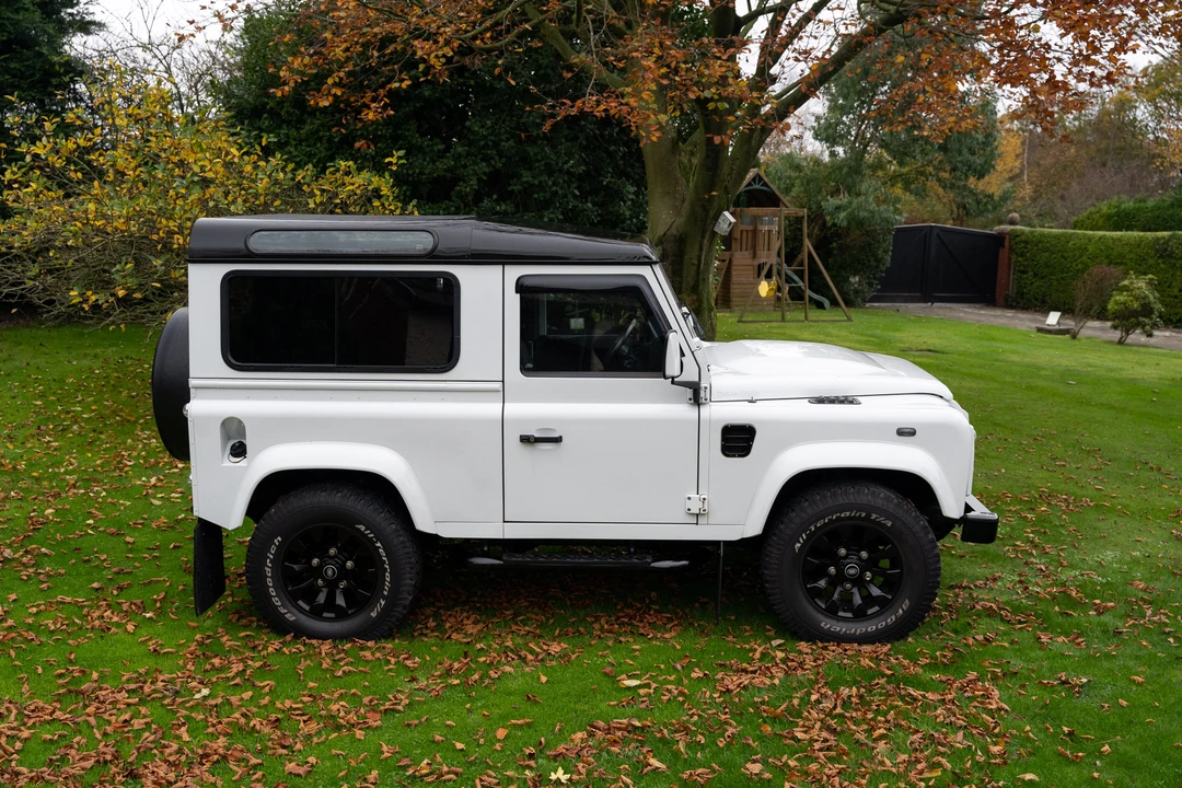 2015 Land Rover Defender 90 - Image 5 of 31