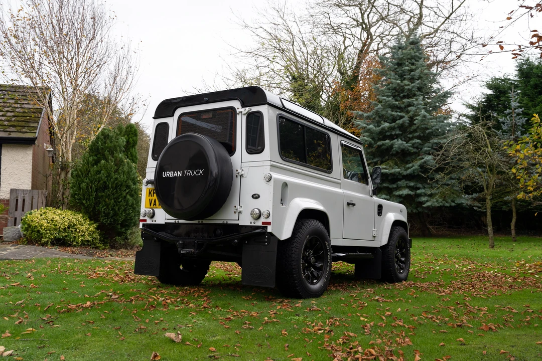 2015 Land Rover Defender 90 - Image 6 of 31