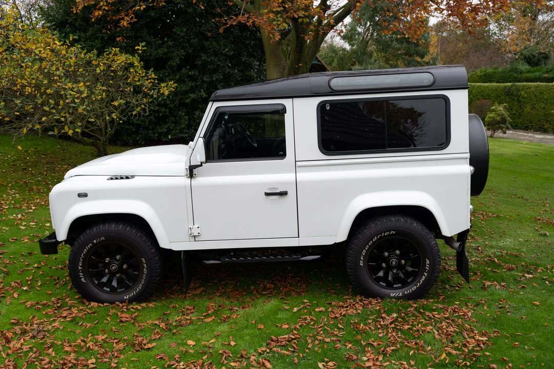 2015 Land Rover Defender 90 - Image 9 of 31