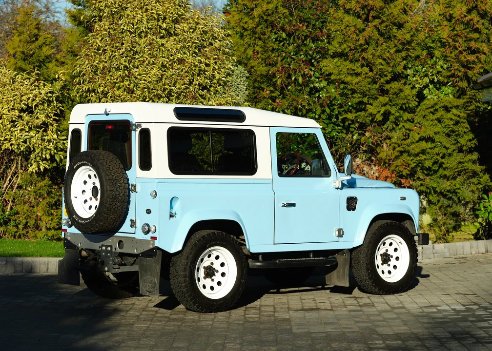 2015 Land Rover Defender 90 - Image 6 of 31