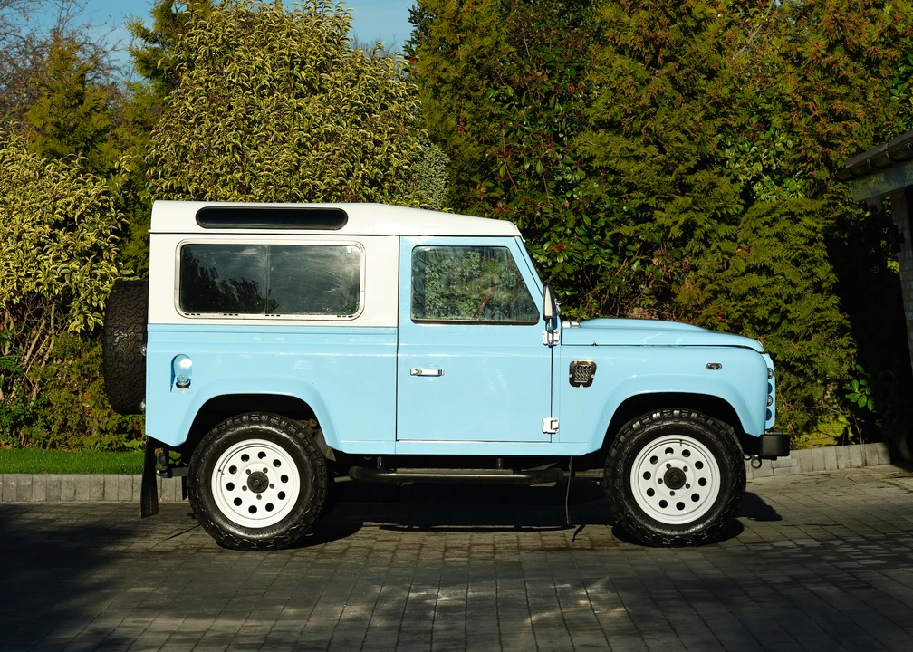 2015 Land Rover Defender 90 - Image 5 of 31