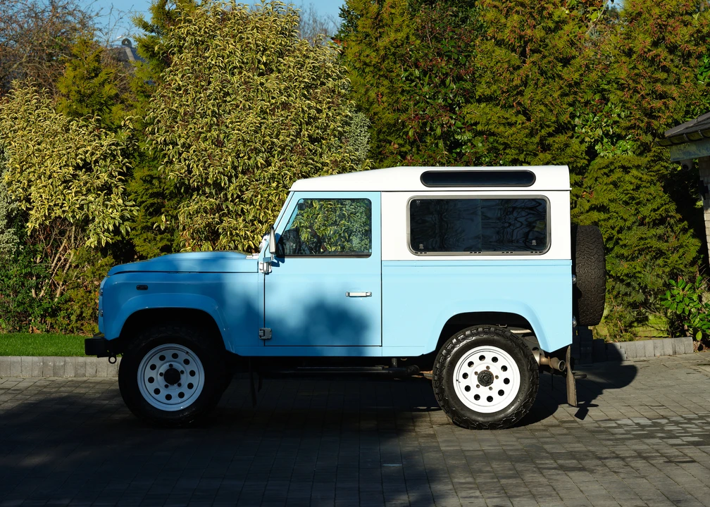 2015 Land Rover Defender 90 - Image 9 of 31
