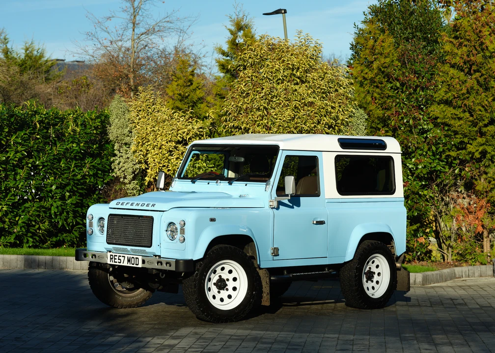 2015 Land Rover Defender 90 - Image 10 of 31