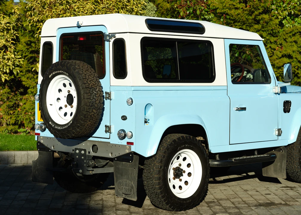 2015 Land Rover Defender 90 - Image 19 of 31