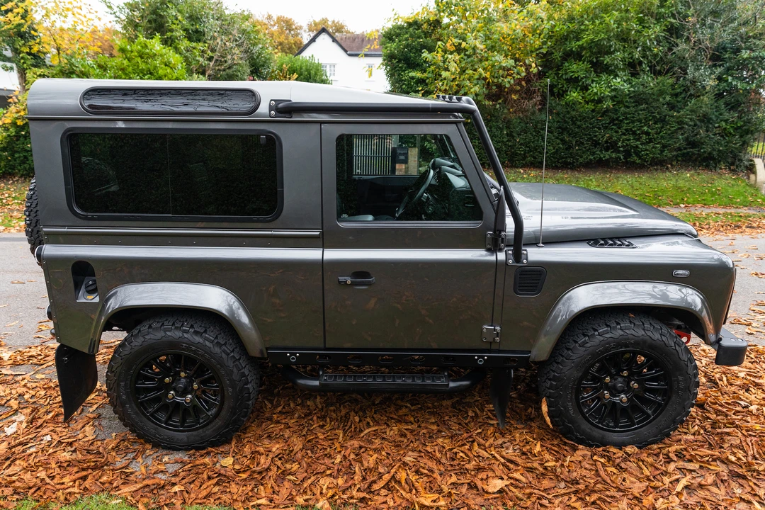 2015 Land Rover Defender 90 - Image 5 of 31