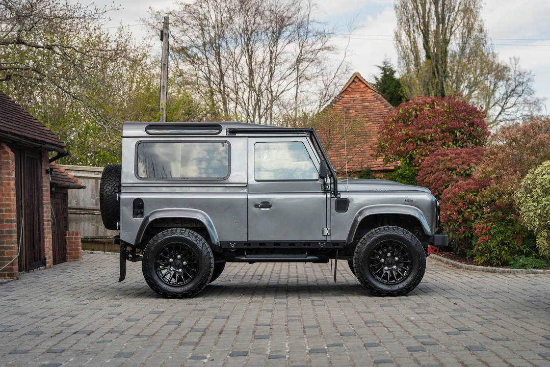 2015 Land Rover Defender 90 - Image 5 of 31