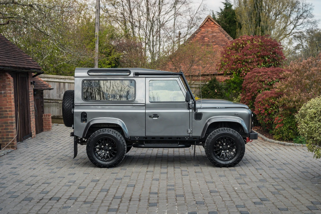 2015 Land Rover Defender 90 - Image 15 of 31