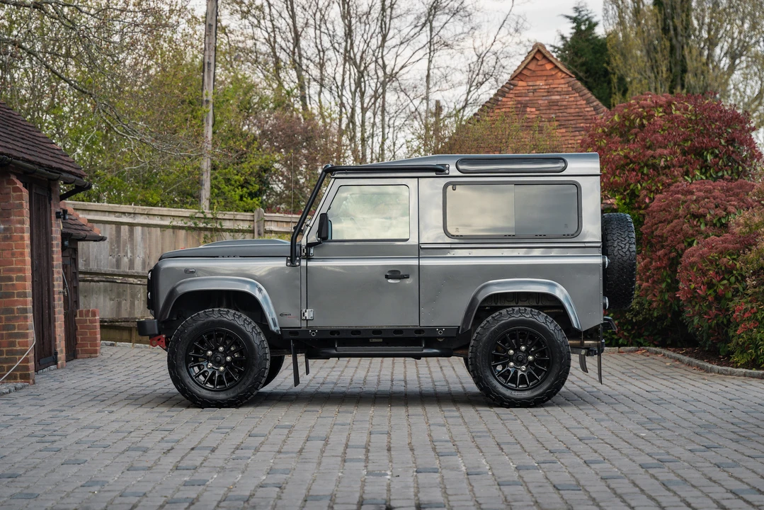 2015 Land Rover Defender 90 - Image 19 of 31