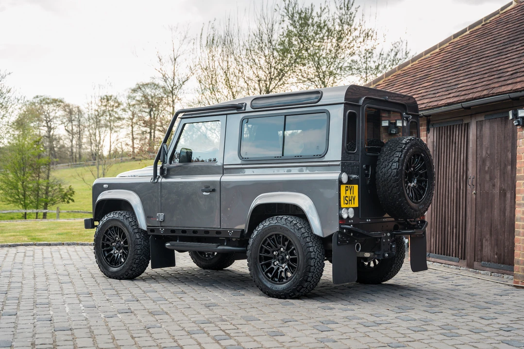 2015 Land Rover Defender 90 - Image 10 of 31