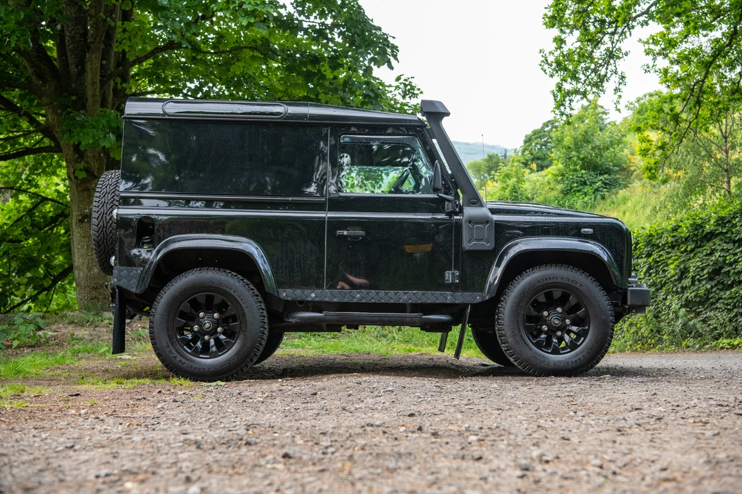 2015 Land Rover Defender 90 - Image 5 of 31