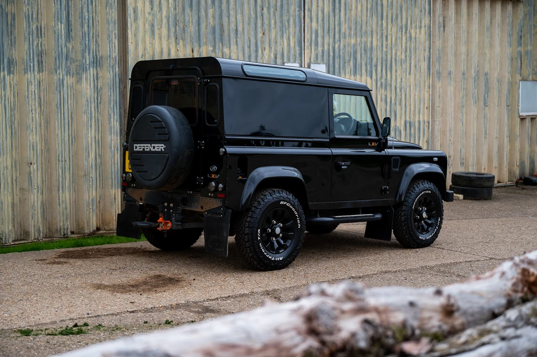 2015 Land Rover Defender 90 - Image 8 of 31