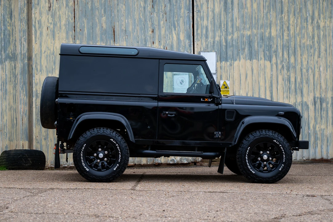 2015 Land Rover Defender 90 - Image 9 of 31