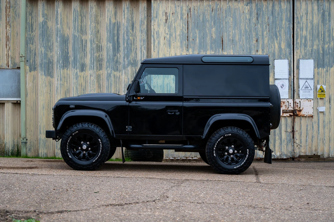 2015 Land Rover Defender 90 - Image 5 of 31