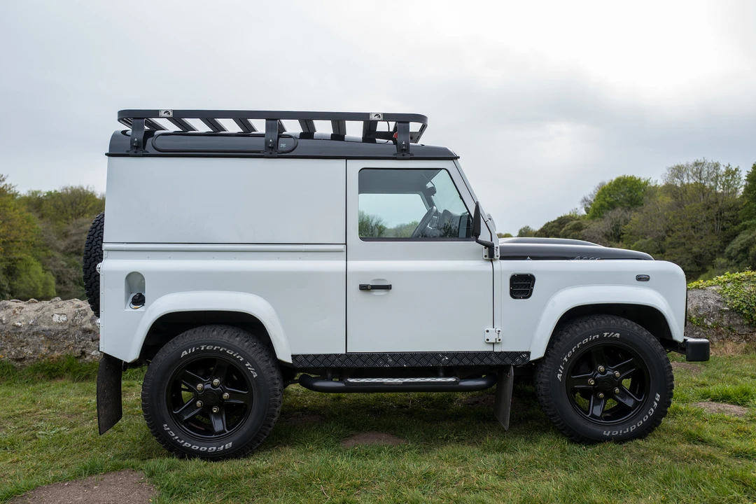 2015 Land Rover Defender 90 - Image 8 of 31