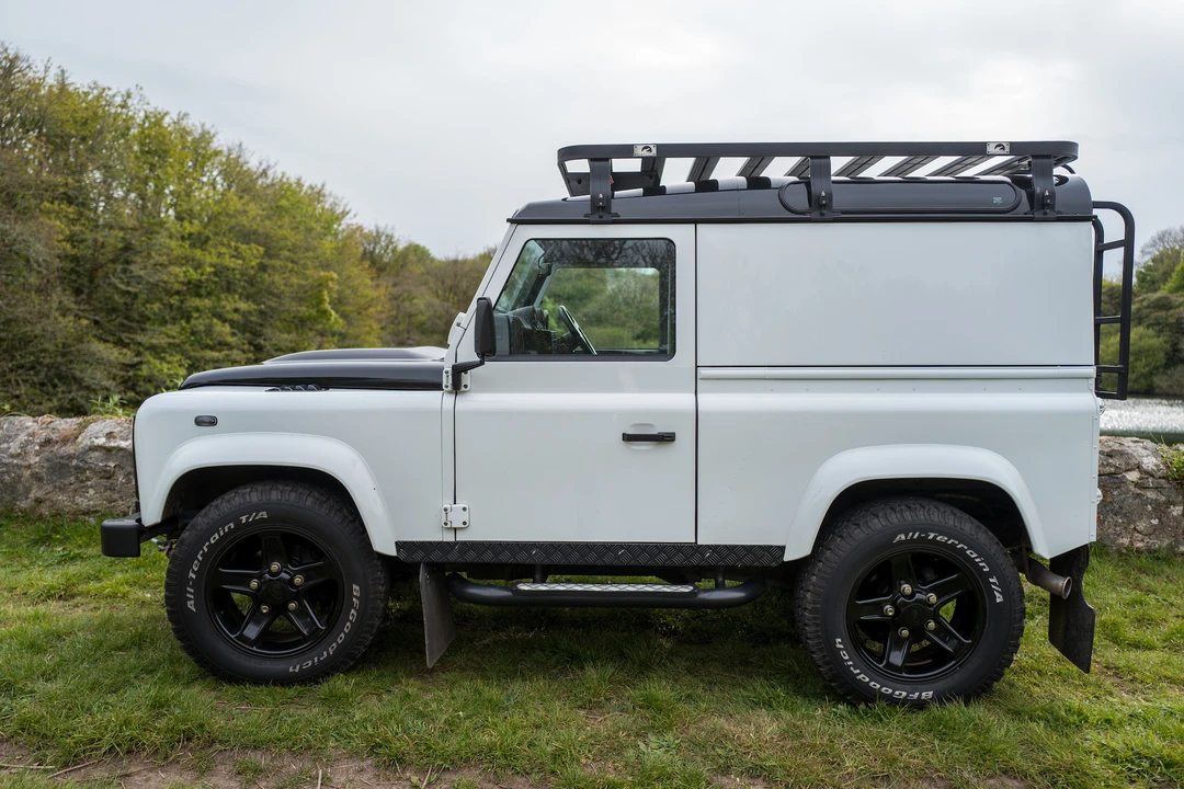 2015 Land Rover Defender 90 - Image 13 of 31