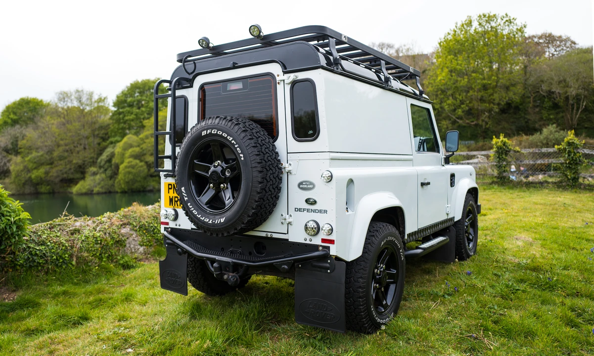 2015 Land Rover Defender 90 - Image 9 of 31
