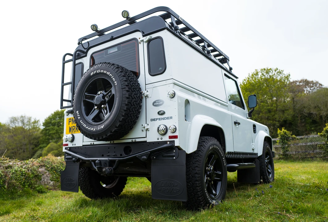 2015 Land Rover Defender 90 - Image 3 of 31