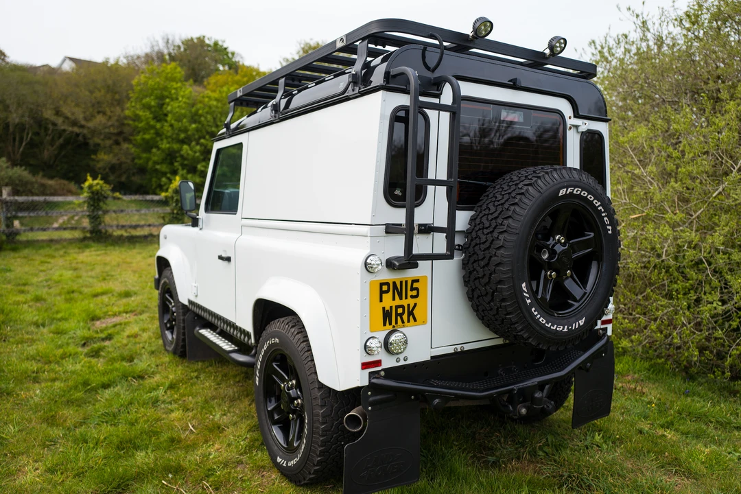 2015 Land Rover Defender 90 - Image 11 of 31