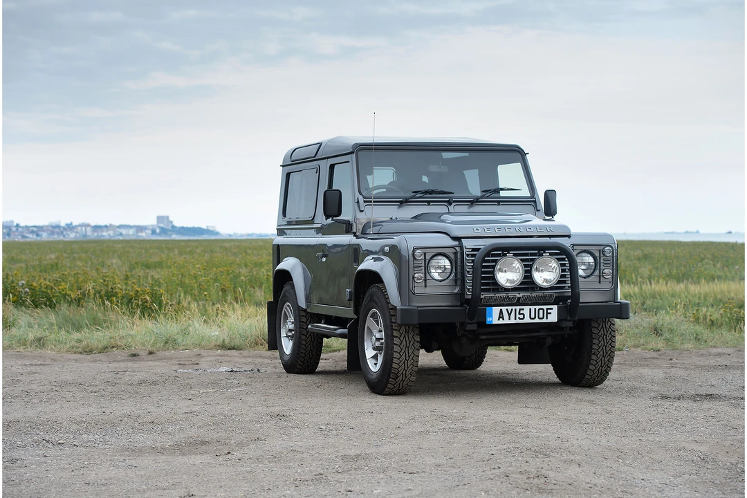 2015 Land Rover Defender 90 - Image 5 of 31
