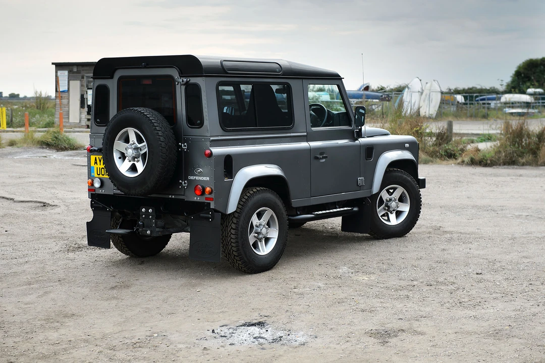 2015 Land Rover Defender 90 - Image 11 of 31