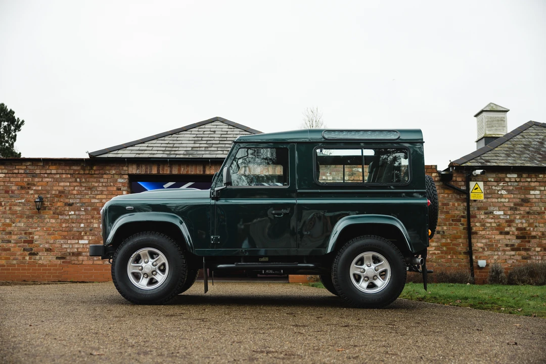 2015 Land Rover Defender 90 - Image 5 of 31