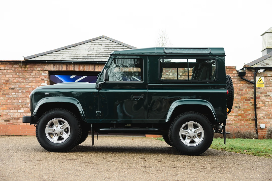 2015 Land Rover Defender 90 - Image 14 of 31