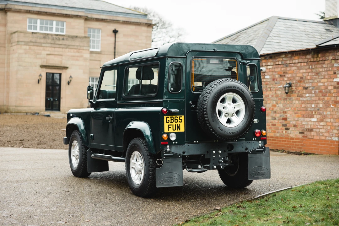 2015 Land Rover Defender 90 - Image 6 of 31