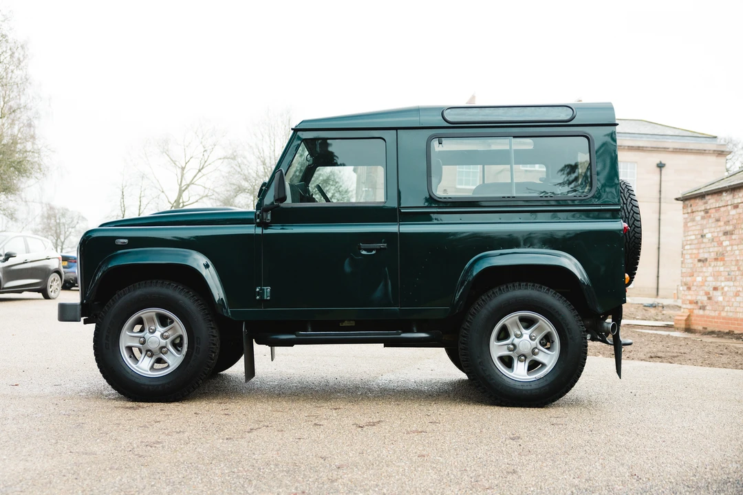 2015 Land Rover Defender 90 - Image 15 of 31