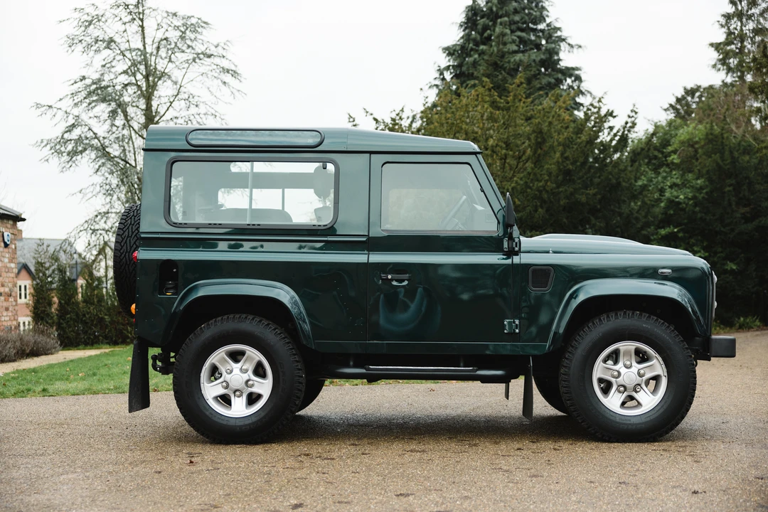2015 Land Rover Defender 90 - Image 16 of 31