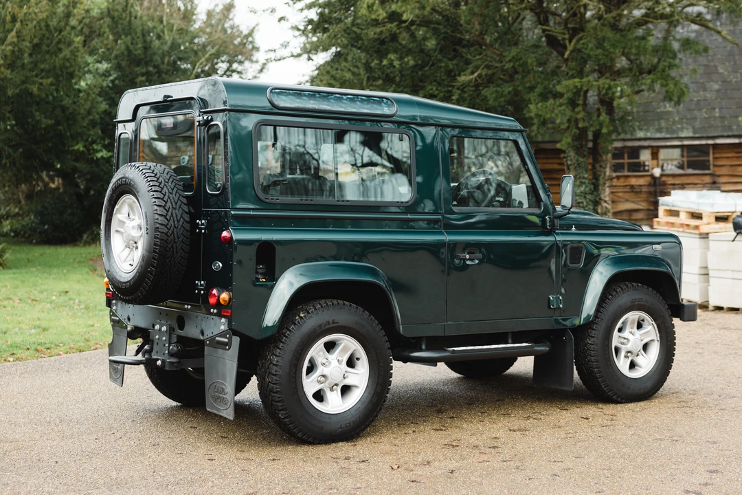 2015 Land Rover Defender 90 - Image 8 of 31