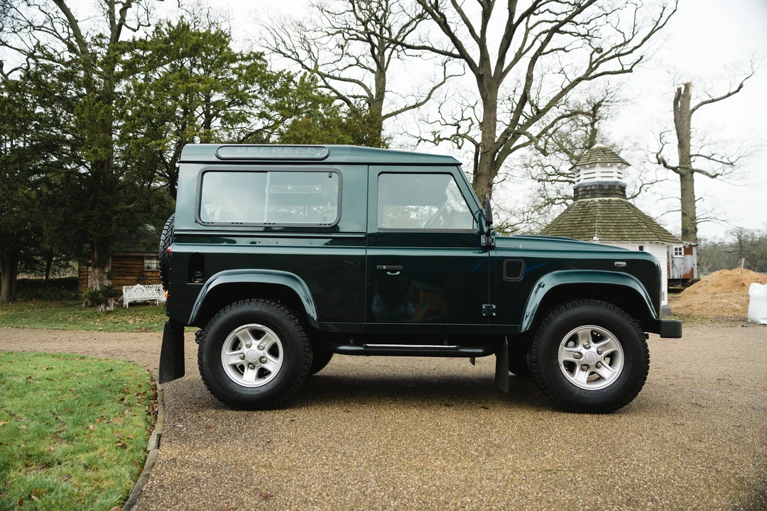 2015 Land Rover Defender 90 - Image 17 of 31