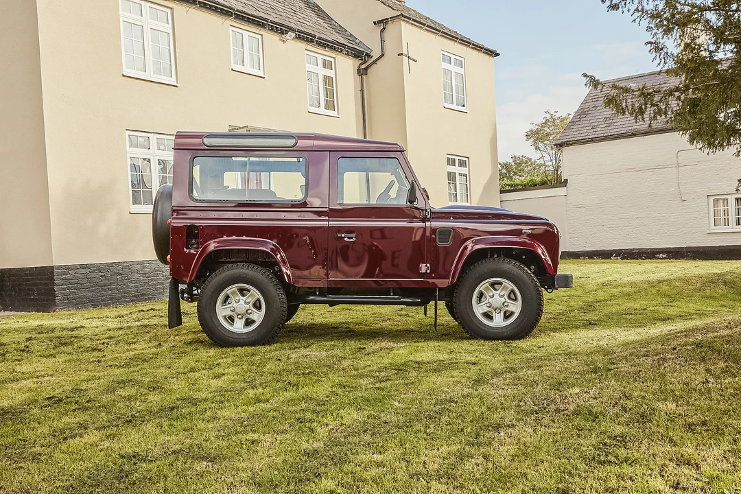 2015 Land Rover Defender 90 - Image 9 of 31