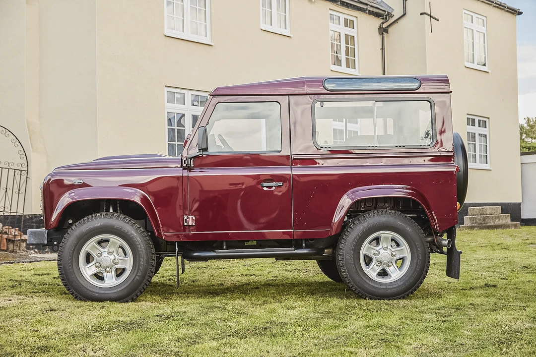 2015 Land Rover Defender 90 - Image 5 of 31