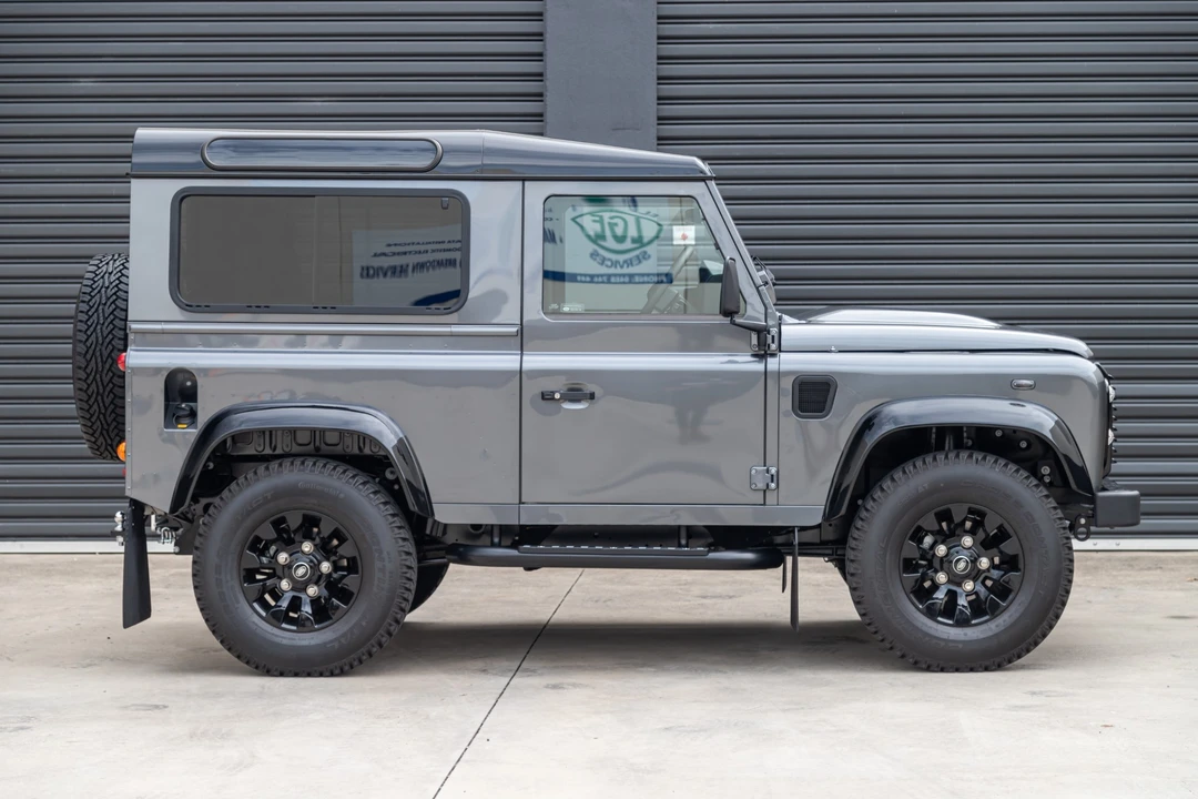 2015 Land Rover Defender 90 - Image 5 of 31