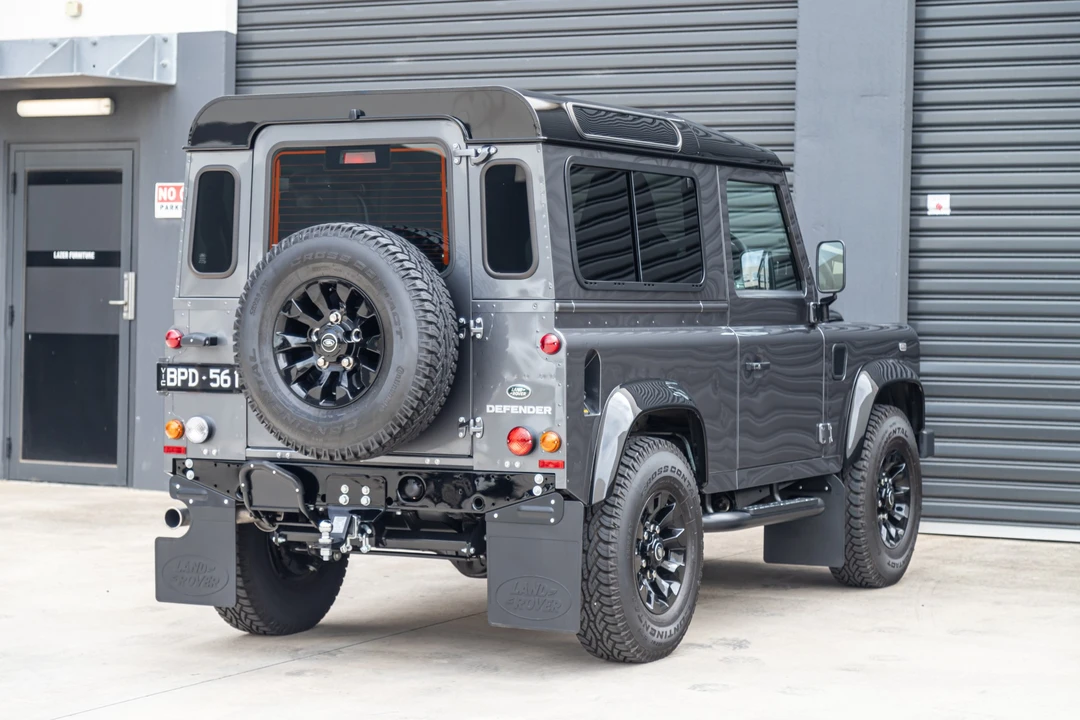 2015 Land Rover Defender 90 - Image 6 of 31