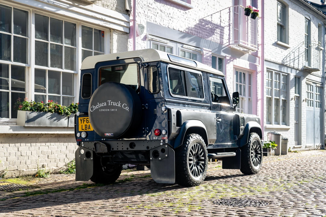 2015 Land Rover Defender 90 - Image 17 of 31
