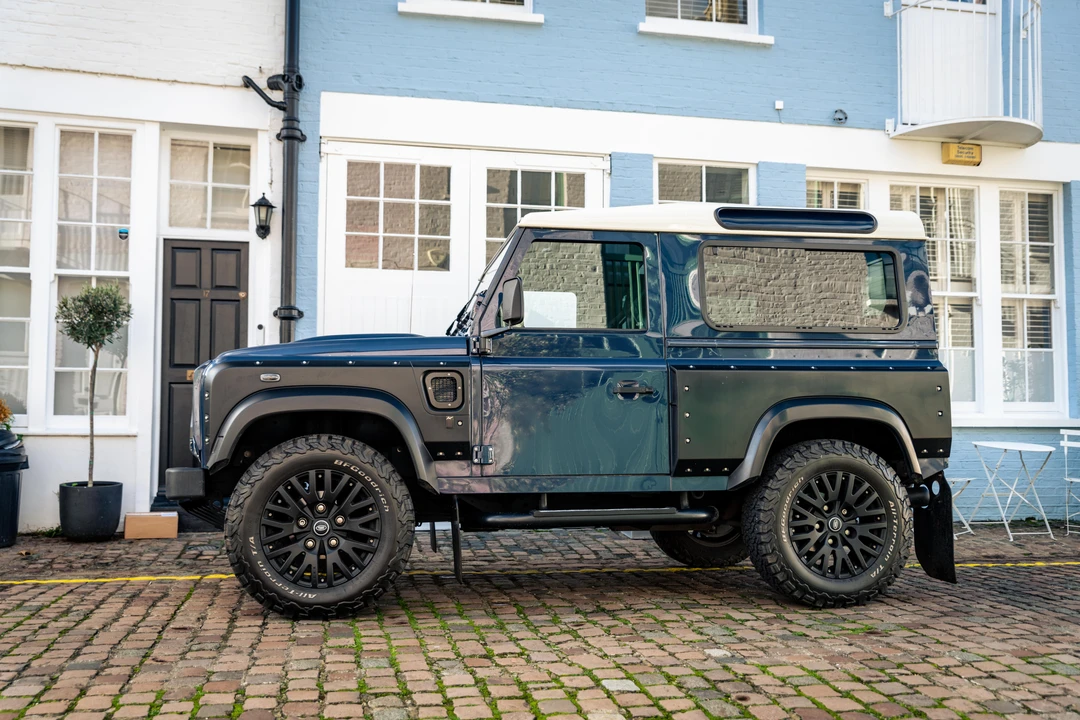 2015 Land Rover Defender 90 - Image 7 of 31