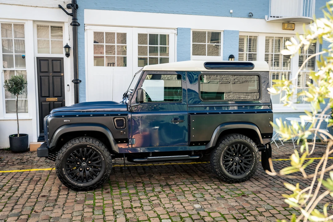 2015 Land Rover Defender 90 - Image 19 of 31