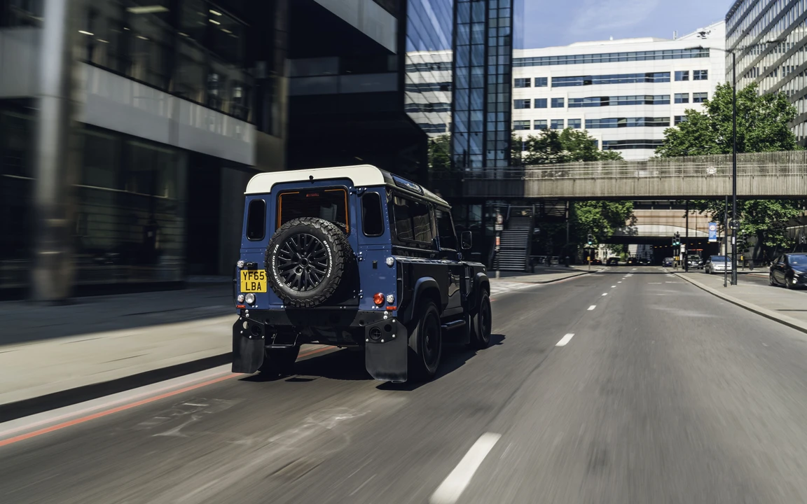 2015 Land Rover Defender 90 - Image 12 of 31