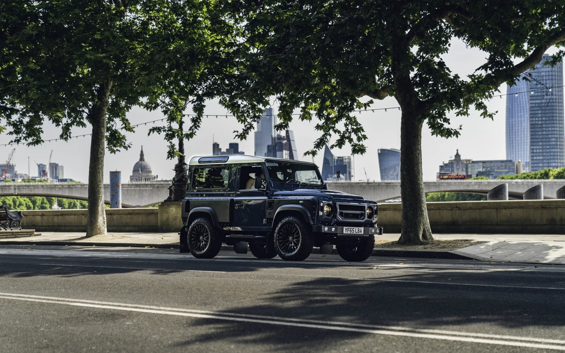 2015 Land Rover Defender 90 - Image 25 of 31