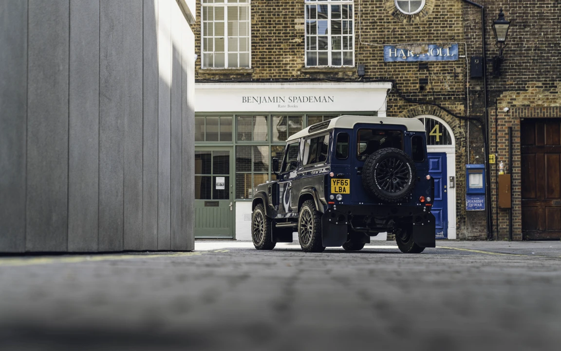 2015 Land Rover Defender 90 - Image 14 of 31