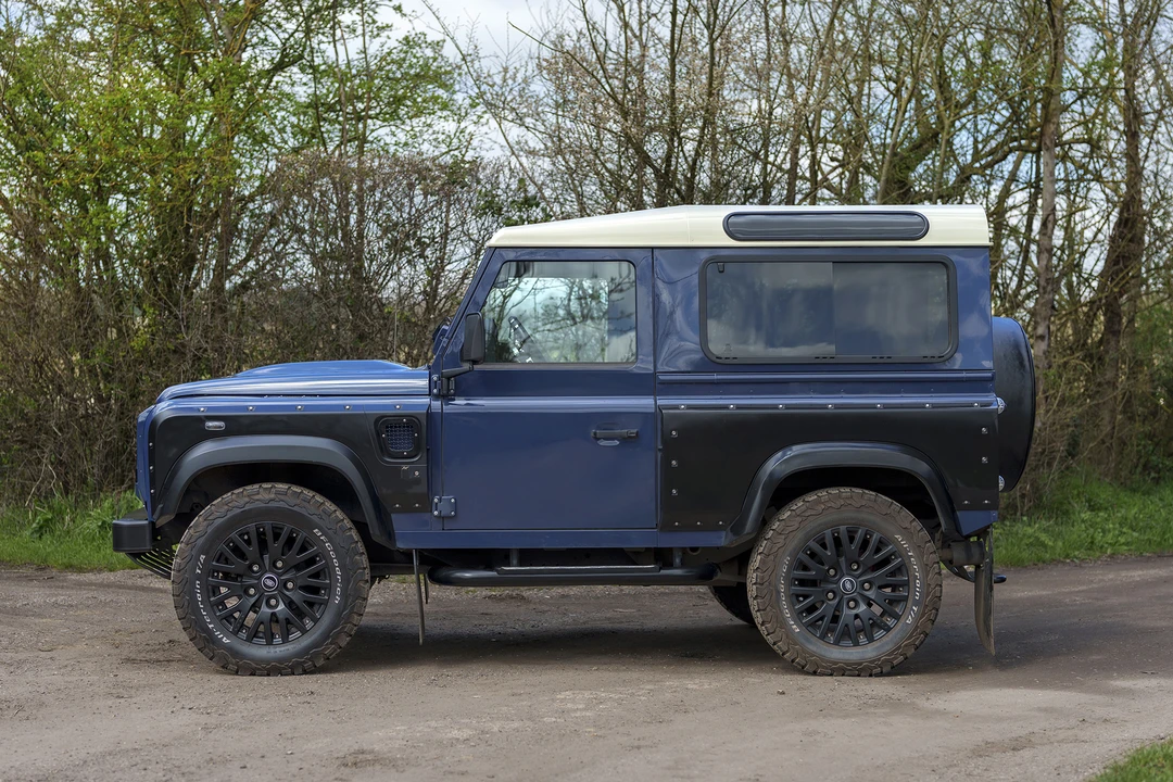 2015 Land Rover Defender 90 - Image 5 of 31