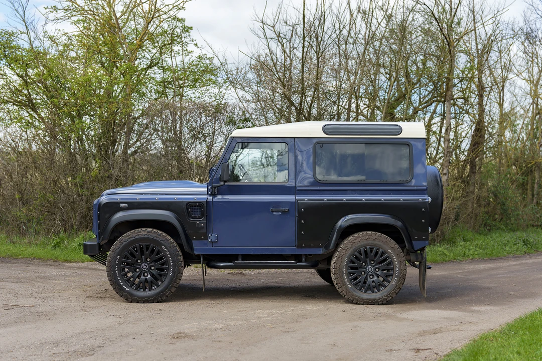 2015 Land Rover Defender 90 - Image 13 of 31