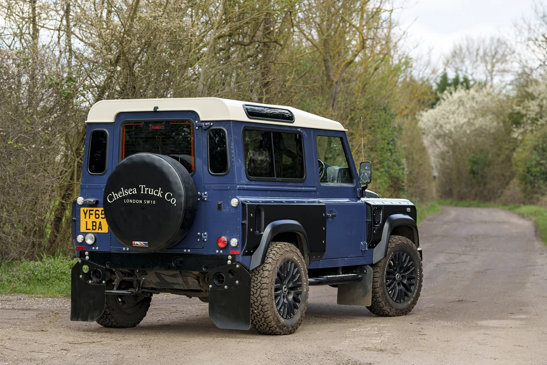 2015 Land Rover Defender 90 - Image 8 of 31