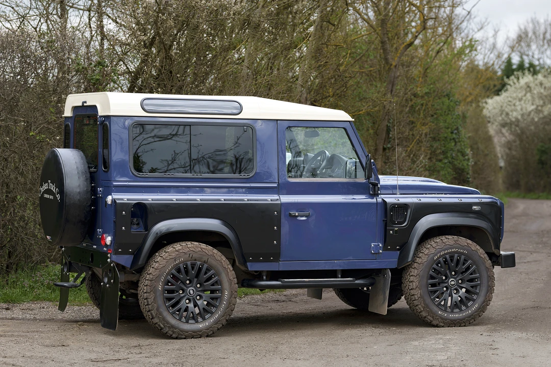 2015 Land Rover Defender 90 - Image 9 of 31